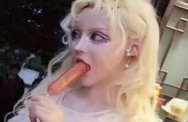 她被称为中国真人芭比，张嘴吃东西困难，最后被一张照片害惨！
