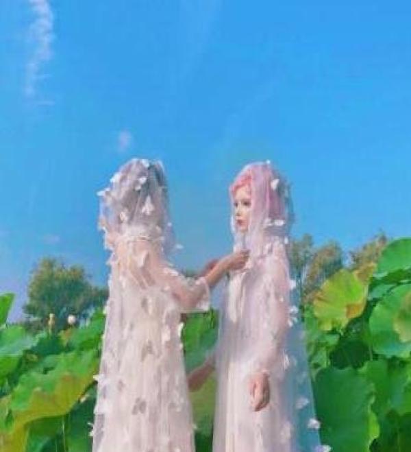 她被称为中国真人芭比，张嘴吃东西困难，最后被一张照片害惨！