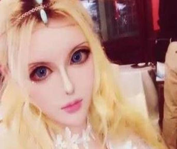 她被称为中国真人芭比，张嘴吃东西困难，最后被一张照片害惨！