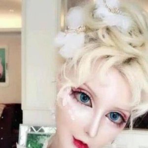 ​她被称为中国真人芭比，张嘴吃东西困难，最后被一张照片害惨！