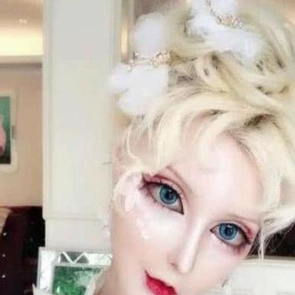 她被称为中国真人芭比，张嘴吃东西困难，最后被一张照片害惨！