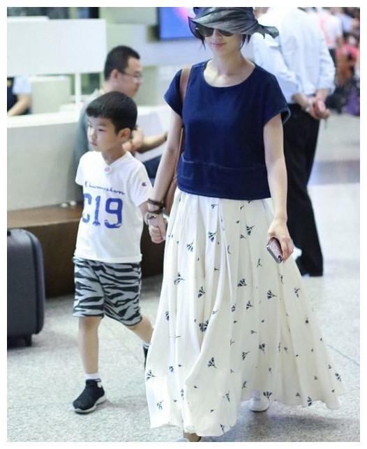 黄圣依与儿子安迪现身机场，安迪全程被妈妈的手串吸引住了！