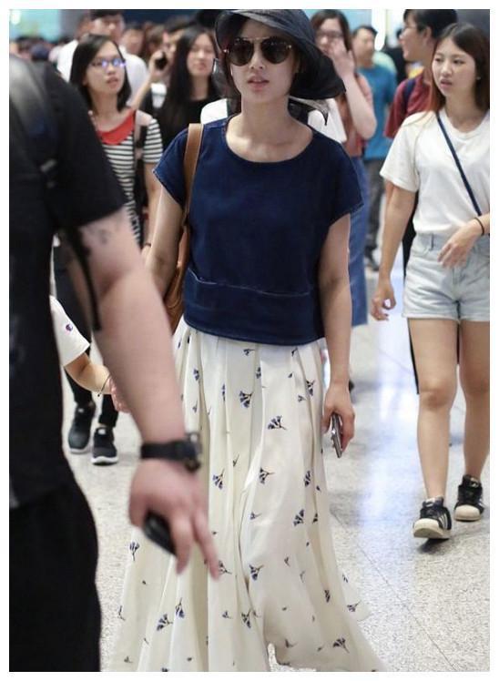 黄圣依与儿子安迪现身机场，安迪全程被妈妈的手串吸引住了！