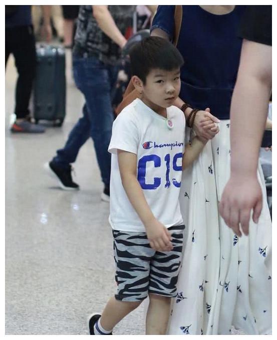 黄圣依与儿子安迪现身机场，安迪全程被妈妈的手串吸引住了！