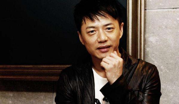 他被称“戏痴”, 为做好演员不惜放下一切, 后来抱得美人归