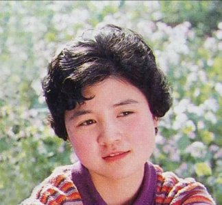 ​她是焦晃的高徒，曾获金鹰奖最佳女主角，遗憾的是30岁就出国退圈