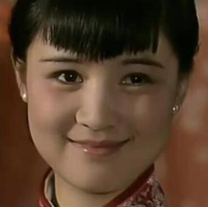 她是焦晃的高徒，曾获金鹰奖最佳女主角，遗憾的是30岁就出国退圈