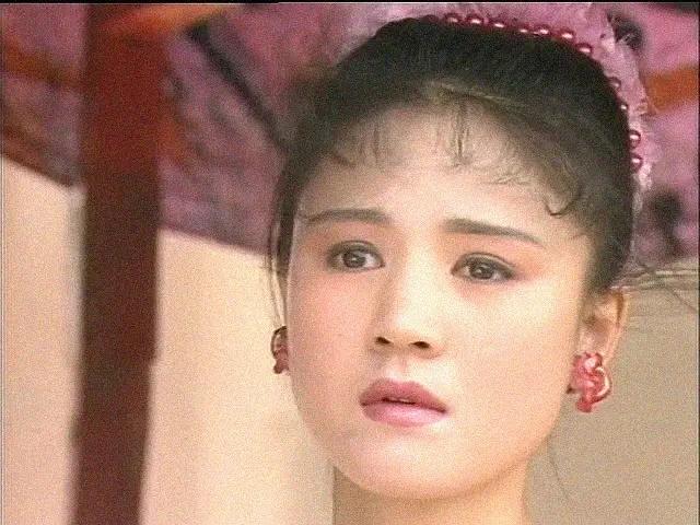 她是焦晃的高徒，曾获金鹰奖最佳女主角，遗憾的是30岁就出国退圈