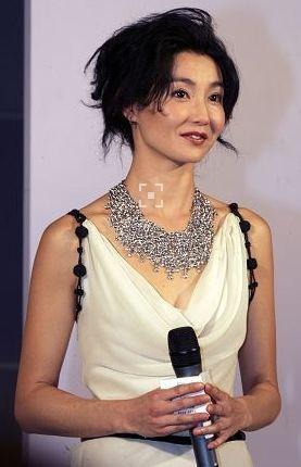 她曾是刘嘉玲的情敌，梁朝伟说一生最爱她，今她54岁仍孤身一人