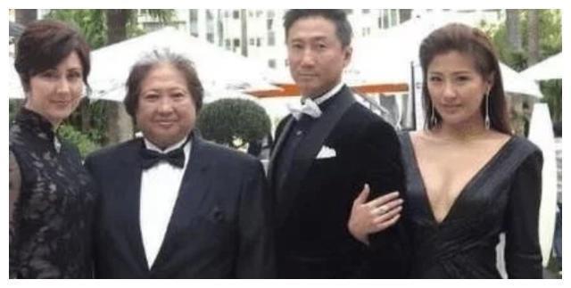 她是洪金宝最美儿媳，曾是顶级超模，如今生俩孩子成这样