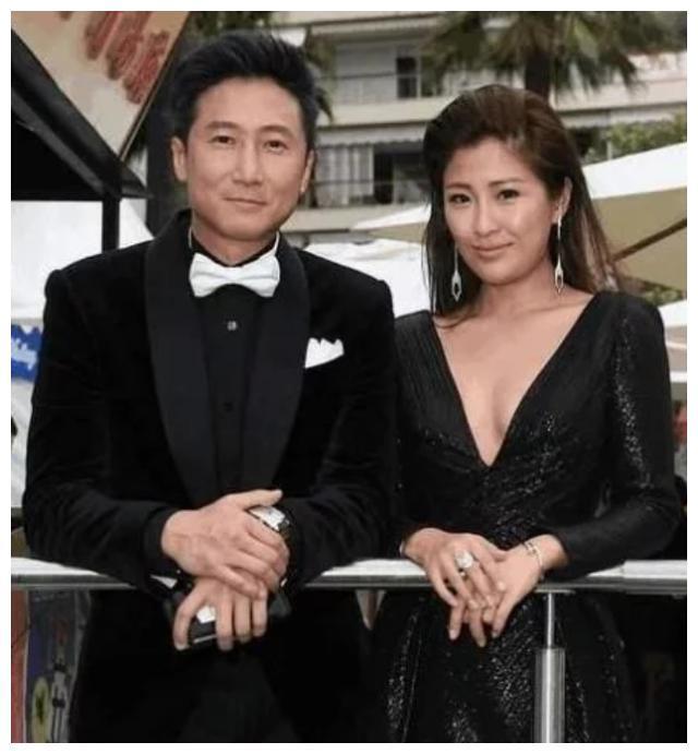 她是洪金宝最美儿媳，曾是顶级超模，如今生俩孩子成这样