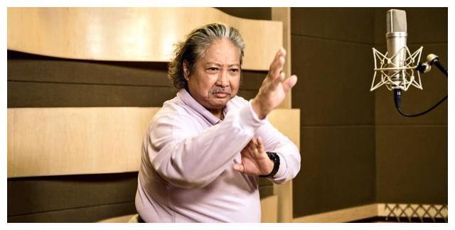 她是洪金宝最美儿媳，曾是顶级超模，如今生俩孩子成这样