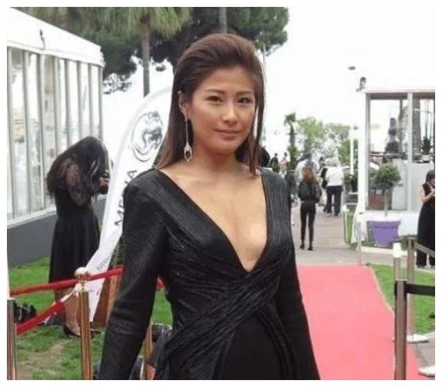 她是洪金宝最美儿媳，曾是顶级超模，如今生俩孩子成这样
