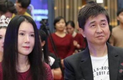 ​付笛声跟妻子两人近照，任静老到认不出，付笛声瘦到让人唏嘘