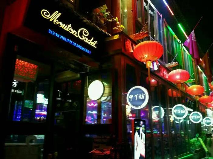 实拍：北京后海酒吧街，摄影师记录的夜生活和美女歌手