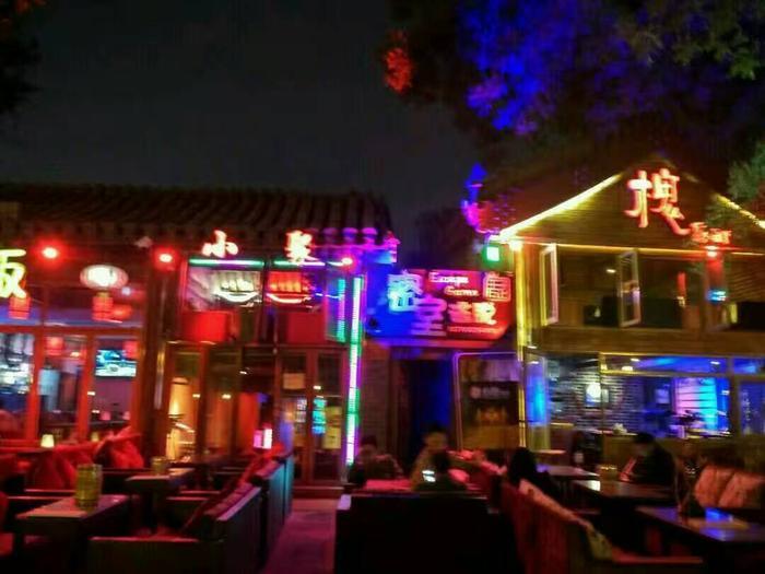实拍：北京后海酒吧街，摄影师记录的夜生活和美女歌手