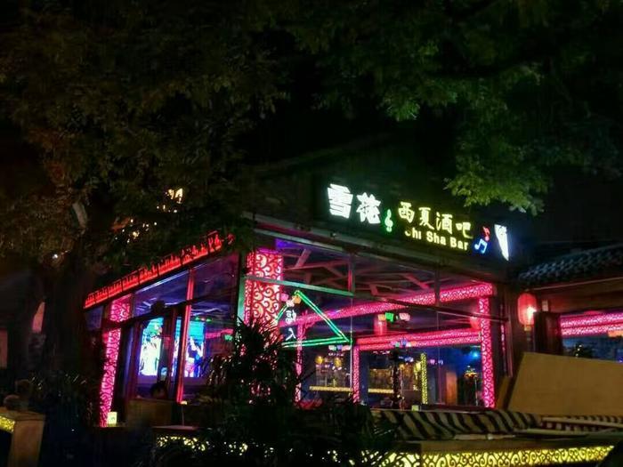 实拍：北京后海酒吧街，摄影师记录的夜生活和美女歌手