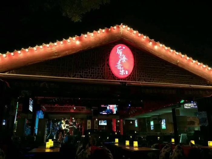 实拍：北京后海酒吧街，摄影师记录的夜生活和美女歌手