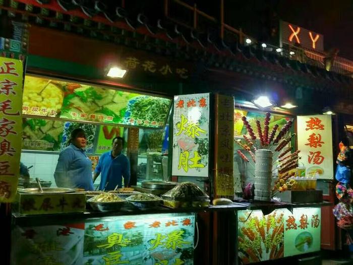 实拍：北京后海酒吧街，摄影师记录的夜生活和美女歌手