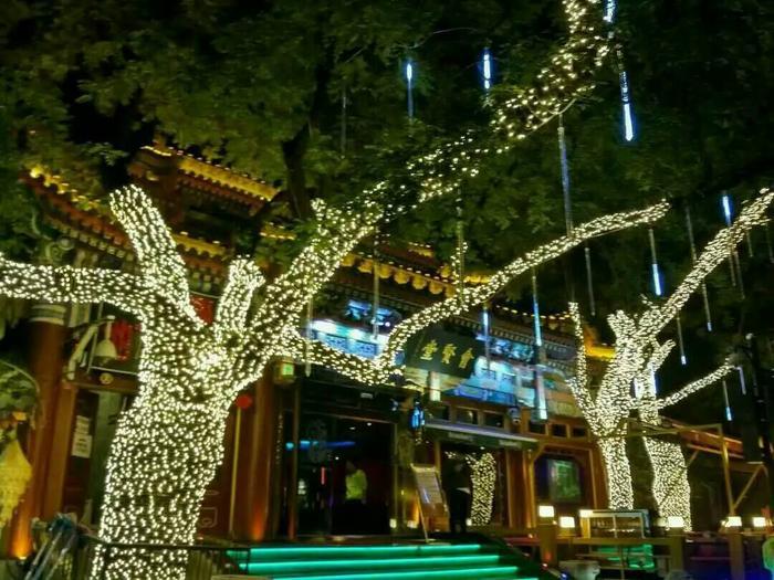 实拍：北京后海酒吧街，摄影师记录的夜生活和美女歌手
