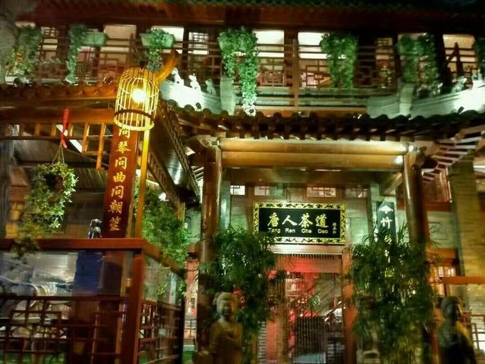 实拍：北京后海酒吧街，摄影师记录的夜生活和美女歌手