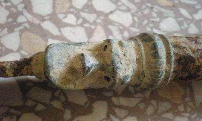 ​大爷翻出砍柴刀，锈迹斑斑刀柄都断了，就算这最少也值80万