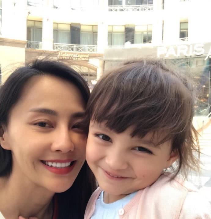 马雅舒混血女儿米雅长大了, 眼睛又大又水灵, 妥妥的一枚芭比