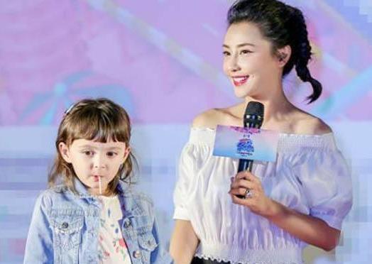 马雅舒混血女儿米雅长大了, 眼睛又大又水灵, 妥妥的一枚芭比