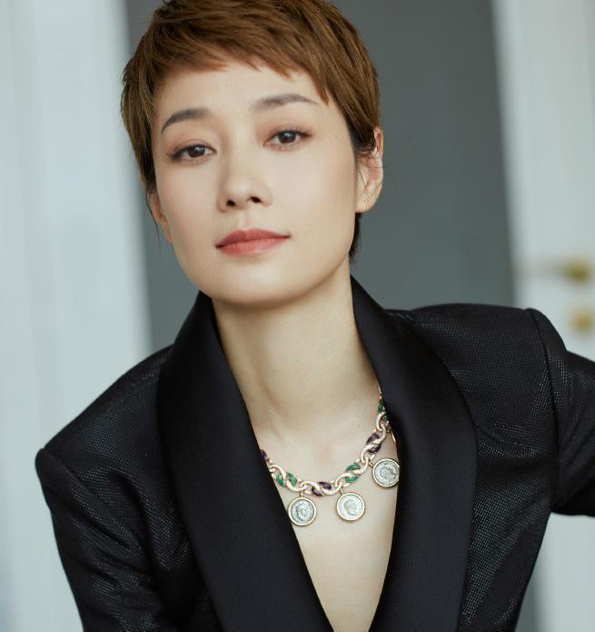马伊琍飒爽短发又美成“夏琳”！西装好拉风，这气质大写服