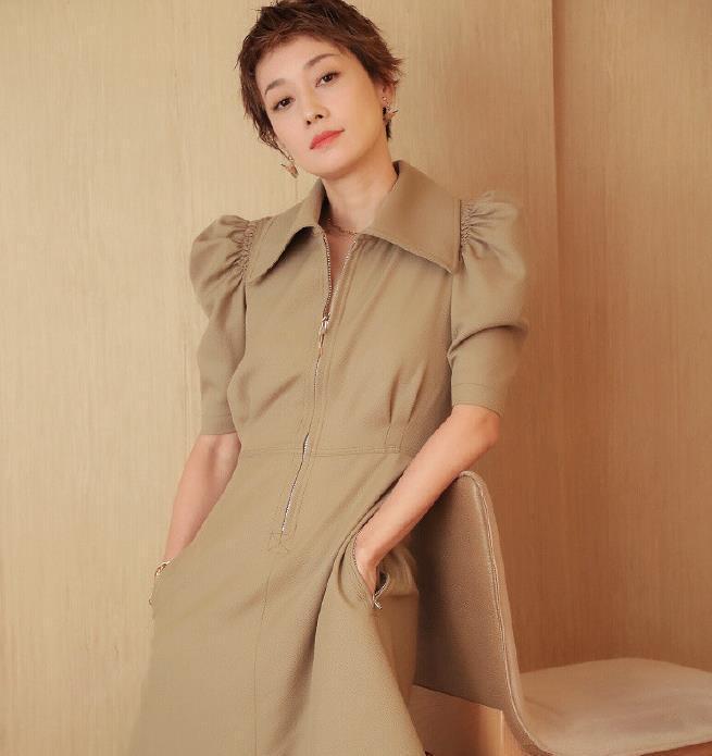 马伊琍飒爽短发又美成“夏琳”！西装好拉风，这气质大写服