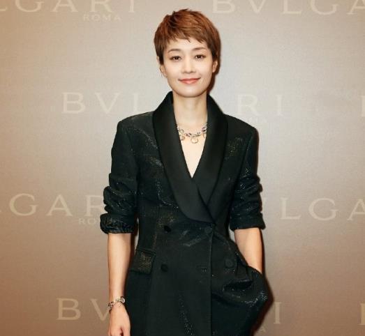 马伊琍飒爽短发又美成“夏琳”！西装好拉风，这气质大写服