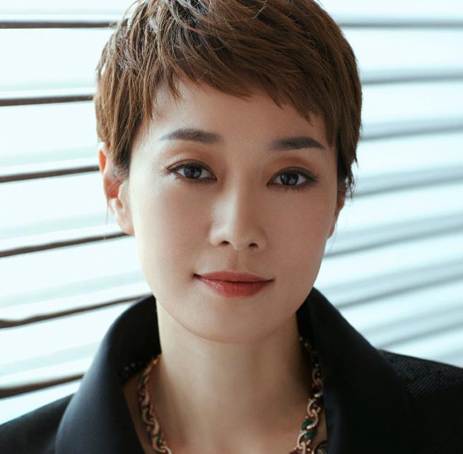 马伊琍飒爽短发又美成“夏琳”！西装好拉风，这气质大写服