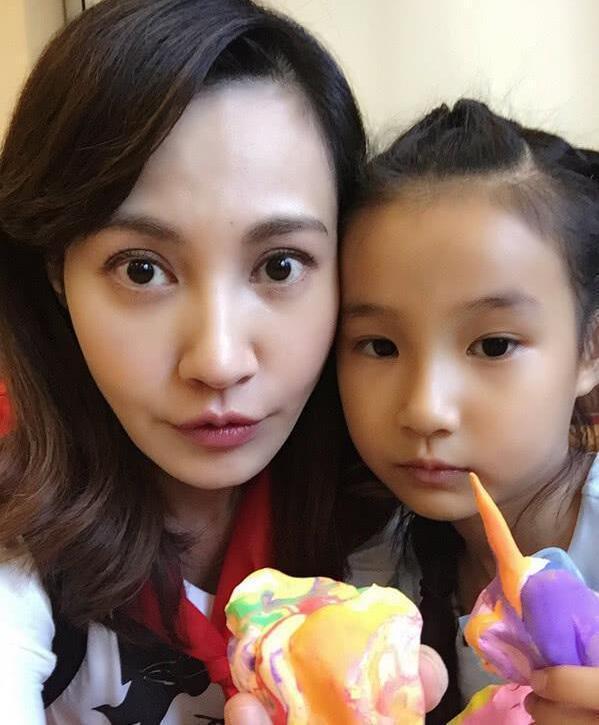 38岁杨雪近照曝光，和老公神似父女，网友：真的嫁给了爱情！