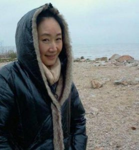 ​从护士转型成为演员，丈夫去世13年仍未改嫁，今和女儿相依为命