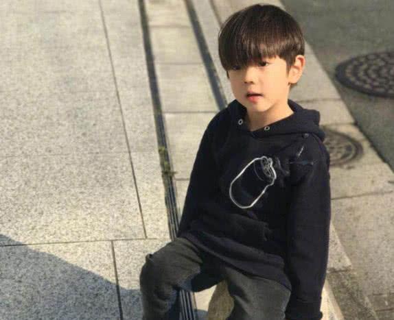 “嗯哼大王”近照，五官开挂一般长开了，网友：长大绝对帅！