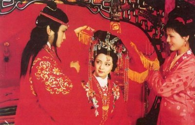 ​贾宝玉和薛宝钗洞房花烛夜,宝玉是怎样对她的?三个细节里有暗示