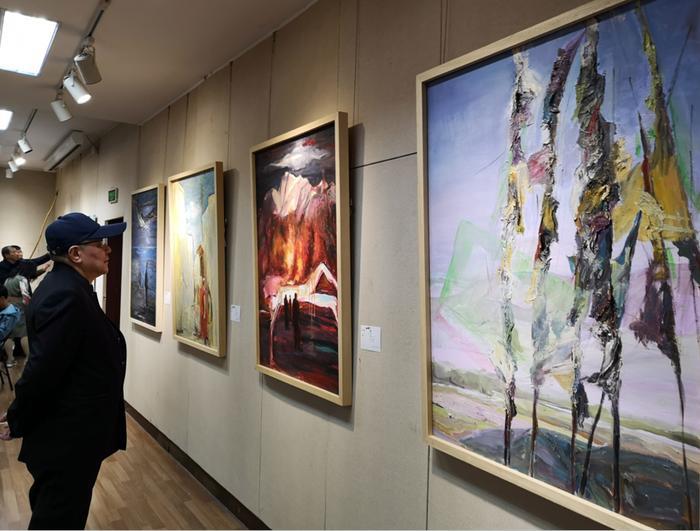 曹星原绘画展带你走进 “不写实，只写心” 的 “编译”世界