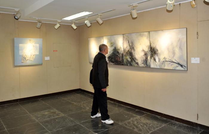 曹星原绘画展带你走进 “不写实，只写心” 的 “编译”世界