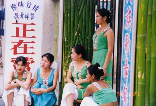 读老报：揭秘1998北京歌手关红离奇命案，横尸池塘被砍17刀