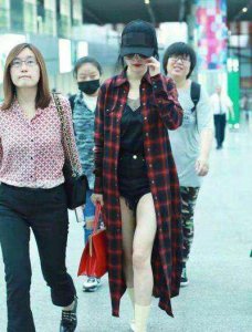 ​杨幂你真大胆: 衬衫长裙忘系扣子, 蕾丝胸衣三角裤都露出来了