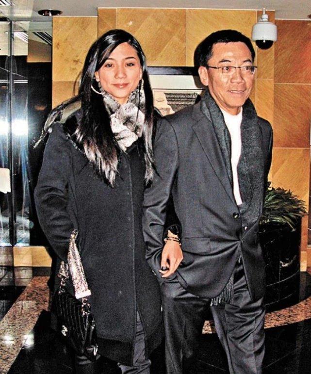 杨永晴脱离陈冠希后颜值飞腾，与帅气型男密切合影一脸娇羞