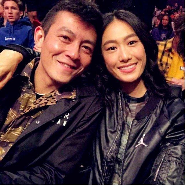 杨永晴脱离陈冠希后颜值飞腾，与帅气型男密切合影一脸娇羞