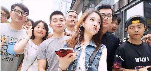 冯提莫被揩油狂人摸怕了换上长裙，蘑菇大军爆破了咸猪手微博！