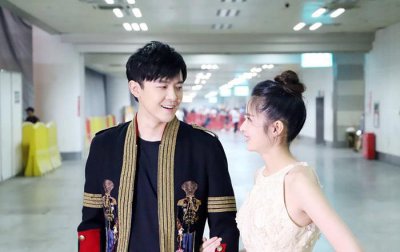 ​付辛博颖儿抱娃现身机场，夫妻俩感情好，女儿衣着超可爱