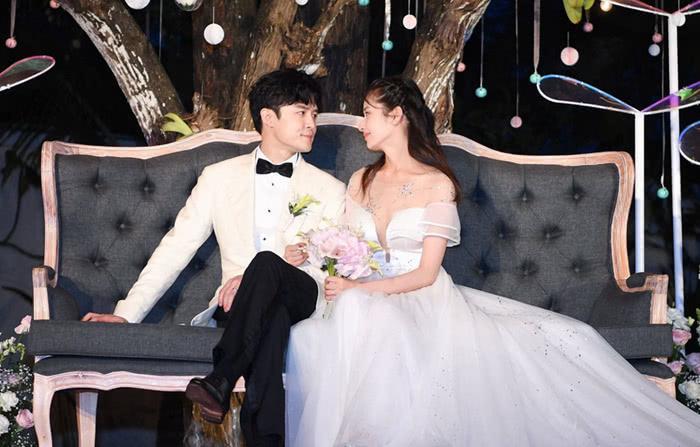 付辛博颖儿抱娃现身机场，夫妻俩感情好，女儿衣着超可爱