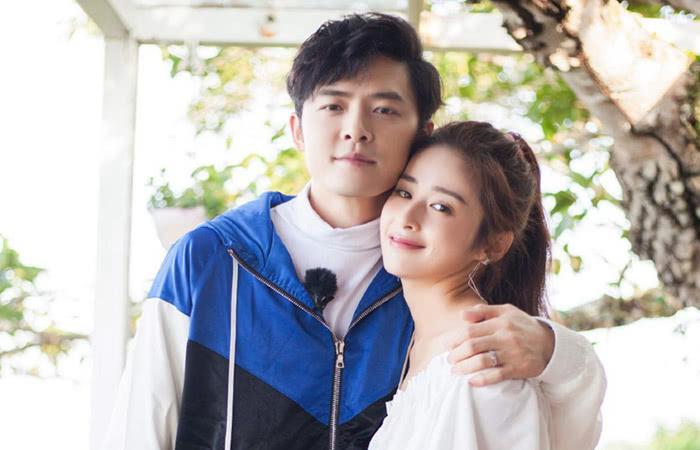 付辛博颖儿抱娃现身机场，夫妻俩感情好，女儿衣着超可爱