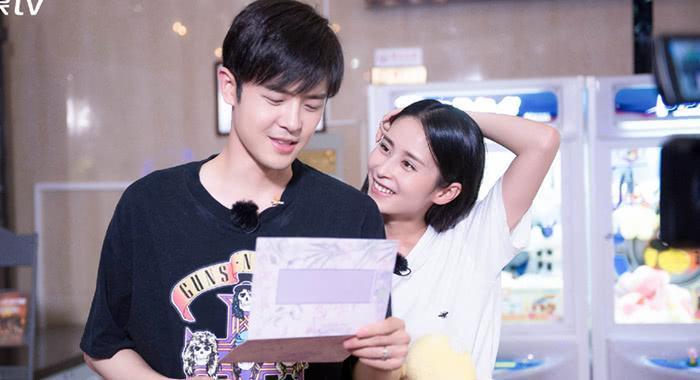 付辛博颖儿抱娃现身机场，夫妻俩感情好，女儿衣着超可爱