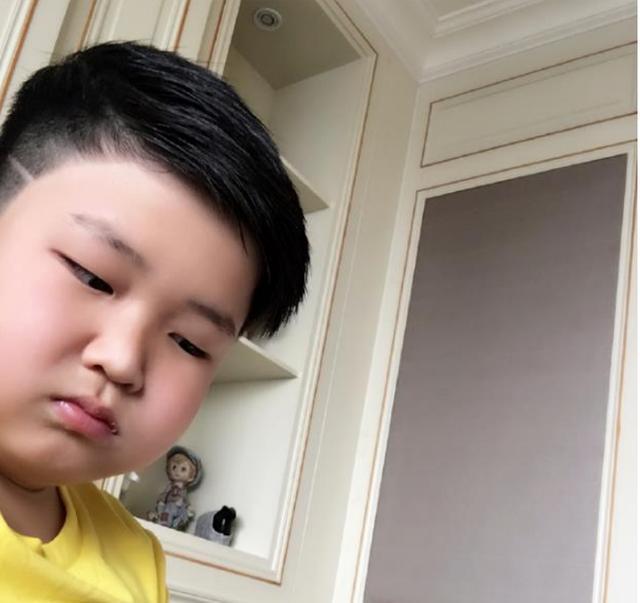 杜华儿子总裁范儿十足，妙语连珠幽默感爆棚，网友纷纷路转粉