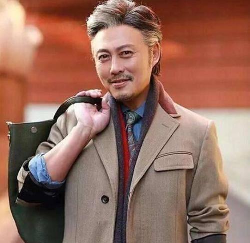 曾经红楼梦中风流成性美男子，与她结婚30年零绯闻，59岁依然帅气