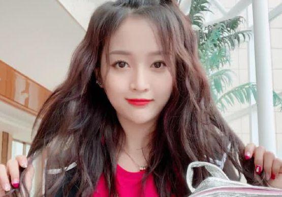 吴宣仪微博第一张自拍还有人记得吗，虽摆剪刀手，却是她颜值巅峰